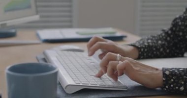 İş kadını ofisteki bilgisayarını kullanırken, kadın ellerinin kablosuz klavyeyle yazışmasını yakından çek. Teknoloji ve iş konsepti.