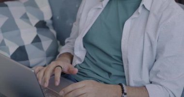 Uzaktan projeye odaklanmış, evde dizüstü bilgisayarla çalışan Arap serbest çalışanın yakın çekimi. Modern teknoloji ve serbest meslek kavramı.
