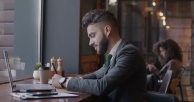 Cafe 'de iş planlama ve dizüstü bilgisayar kullanımı üzerine notlar yazan zarif iş adamlarının yan görüntüsü. Halk ve mesleki meslek kavramı.