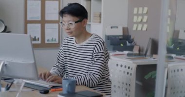 Kadın girişimci Asyalı bayan ofis içinde bilgisayarla çalışan e-ticarete odaklandı. İş ve modern teknoloji kavramı.