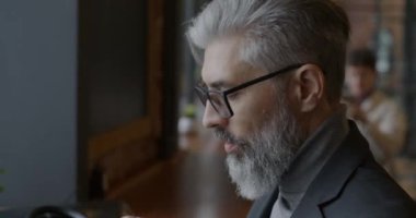 Yetişkin iş adamlarının kahve içerken yakın çekimleri öğle arasında kafede dinlenirken. Modern yaşam tarzı ve iş adamı konsepti.