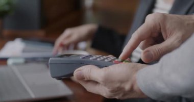 Garson NFC ödeme makinesini kullanırken iş kadını kafe müşterisinin kahvesini akıllı telefonla ödemesi. İş ve bankacılık kavramı.