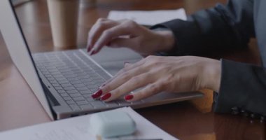 Ofisteki bilgisayarı kullanarak dizüstü bilgisayarla yazı yazan kadınların yakın çekimleri. İş teknolojisi ve iletişim konsepti.