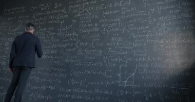 Takım elbiseli profesörün, bilim ve araştırmaya odaklanmış tahtaya yazı yazması. Modern eğitim ve bütünleşik kişi konsepti.