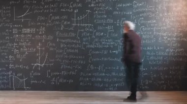 Son sınıf öğrencisinin sınıftaki tahtaya matematiksel formüller yazma deneyimi. Bilim ve eğitim kavramı.