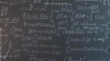 Erkek üniversitesi profesörünün bilim araştırmalarıyla meşgul karatahtaya yazma çözümünün zamanaşımı. Akademik eğitim ve halk konsepti.