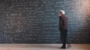 Son sınıf öğrencisinin sınıftaki tahtaya matematiksel formüller yazma deneyimi. Bilim ve eğitim kavramı.