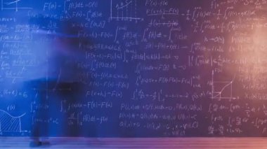 Afrika kökenli Amerikalı bilim adamının karatahtaya fikirler yazması laboratuvardaki bilim teorisine odaklandı. Eğitim ve profesör kavramı.