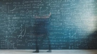 Sınıfta yürüyen ve tahtaya yazı yazan bilim adamının zaman atlaması bilim gelişimine odaklanmış denklemler. İnsanlar ve bilgi kavramı.