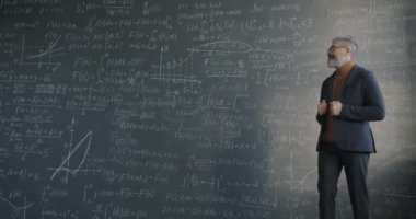 Kara tahta duvarın yanında yürüyen ve bilgiye odaklanmış bilimsel teoriyi düşünen dalgın bilim adamının hızlı hareketi. Eğitim ve araştırma kavramı.