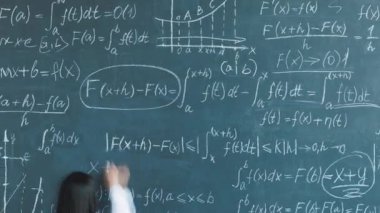 Karatahtaya formül yazan kadın matematikçinin zaman atlaması üniversitedeki bilim gelişimine odaklandı. Eğitim ve araştırma kavramı.