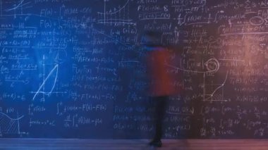 Bilimsel araştırmalarla ilgili karatahta duvarına denklemler yazan dahi profesör hanımefendinin yakınlaştırma süresi. Eğitim ve bilim konsepti.