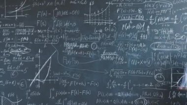 Okuldaki akademik araştırma sınıfında çalışan dahi bir çocuğun formüller yazması. Eğitim ve çocukluk kavramı.