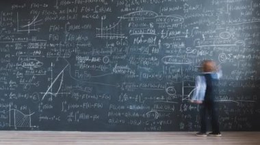 Dahice çocuk formülünün karatahta duvarına yazılması sınıftaki bilim gelişimiyle ilgili. Dahi çocuk ve eğitim konsepti.