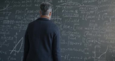 İnsan profesörün tahtaya yürüyüp düşünme ve matematik teorisinin gelişimine odaklanan formülün altını çizme görüşü. Bilim ve eğitim kavramı.