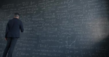 Takım elbiseli profesörün, bilim ve araştırmaya odaklanmış tahtaya yazı yazması. Modern eğitim ve bütünleşik kişi konsepti.