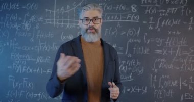 Online okulda sanal ders sırasında matematik öğretmeninin konuşma ve formülü gösterme portresi. Eğitim ve insanlar kavramı.