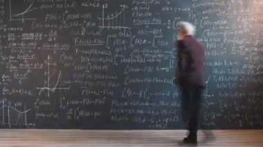 Üniversite laboratuarında bilim ile meşgul olarak yürüyen deneyimli erkek bilim adamının zaman atlaması. Eğitim ve bilgi kavramı.