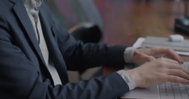 Orta Doğulu hırslı işadamlarının yakın plan fotoğrafları. Kafede çalışan dizüstü bilgisayarları var. Modern teknoloji ve serbest meslek kavramı.