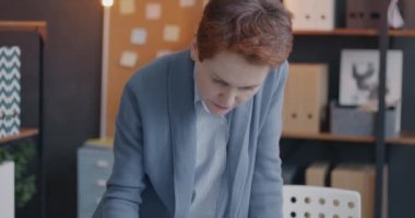 Belgelere bakan deneyimli bir iş kadını ofis masasında gazete okuyan iş raporlarını kontrol ediyor. Şirket geliştirme ve başlangıç konsepti.