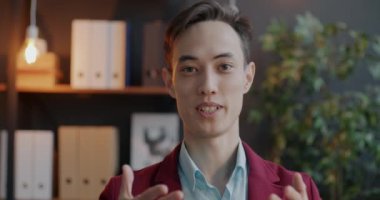 Çift ırklı iş adamının portresi konuşuyor ve kameraya bakıyor ofiste online video görüşmesi yapıyor. Sanal toplantı ve kurumsal iletişim konsepti.