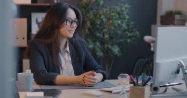 Genç iş kadını, ofisteki bilgisayarla sanal toplantıda partneriyle konuşurken çevrimiçi video görüşmesi yapıyor. İletişim ve iş konsepti.
