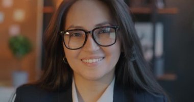 Modern ofiste kariyer yaparken kameraya bakıp gülümseyen başarılı iş kadınlarının yakın plan portresi. İş kadını ve olumlu duygu kavramı.