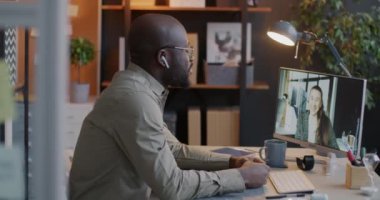 İki iş adamı ve kadın online video görüşmesi yapıyor. Ofisteki bilgisayarla iş projesini tartışıyorlar. Sanal toplantı ve iletişim konsepti.