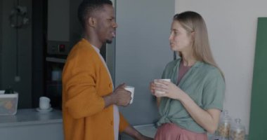 Afro-Amerikalı bir adam ve beyaz bir kadın kahve içip sohbet ediyorlar. İlişki ve yaşam tarzı kavramı.