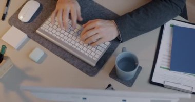 Ofisteki çalışanlar iş raporlarını yazarken ellerin yakın çekim görüntüsü. Modern teknoloji ve profesyonel işgal kavramı.