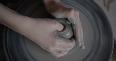 Çocukların el kalıpları, dönen tekerlek üzerinde esrar yaparken yaratıcı aktivitelerin keyfini çıkaran çocukların en iyi görüntüsü. Çocukluk ve işgal kavramı.