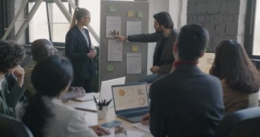 Yönetim kuruluna bakan iş adamları ofis odasında iş çözümlerini tartışıyor. Profesyonel iletişim ve işyeri kavramı.