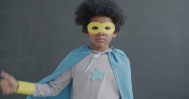 Gri arka planda hayal kırıklığını ifade eden el hareketi yapan mutsuz Afrikalı Amerikalı çocuk portresi. Çocukluk ve olumsuz duygu kavramı.