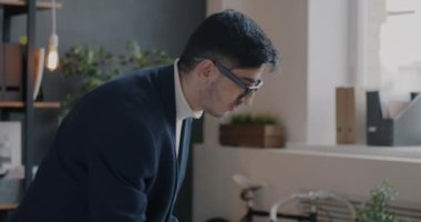 Orta Doğulu çalışanlar şirket belgelerini okuyup bilgisayarla çalışarak ofis araştırmalarına odaklandılar. İnsan ve iş kavramı.