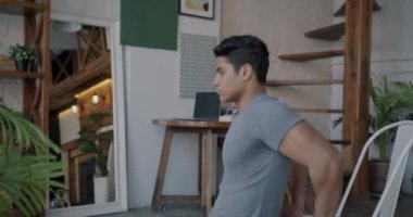 Spor yapan kaslı Ortadoğulu adam evde spor yapmaya odaklanmış. Sporcu ve konsept.