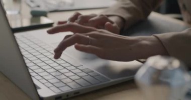 Ofiste çalışan bir iş kadını olarak dizüstü bilgisayarla yazı yazan kadınların yakın çekimleri. Modern teknoloji ve iş kavramı.