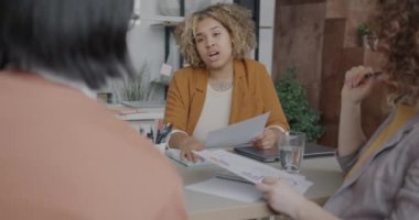 Kızgın iş kadını bir grup çalışana bağırıyor şirket krizini ofiste tartışırken olumsuz duygularını dile getiriyor. Görev ve