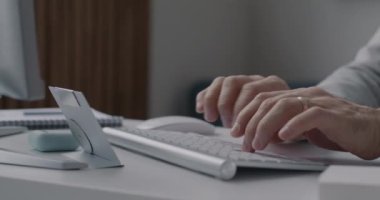 Ofiste masa başında çalışan bilgisayar klavyesi kullanan erkeklerin yakın çekimleri. Modern teknoloji ve çevrimiçi iş kavramı.