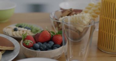 Kahvaltı için hazırlanan lezzetli yiyeceklerin yakın çekimi. Ev yapımı krep böğürtlen ve tabakta meyve. Sağlıklı beslenme ve lezzetli yemek konsepti.