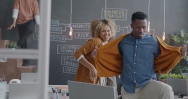 Modern ofiste dans edip eğlenen neşeli çalışanların yavaş çekimleri. Yaratıcı iş adamları ve eğlence konsepti.