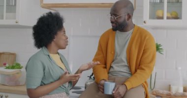 Afro-Amerikan çift olarak mutlu sabahlar dilerim. İlişki ve insan kavramı.