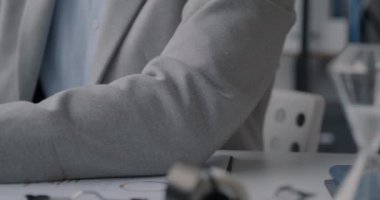 Ofiste çalışan bilgisayar klavyesiyle yazı yazan iş adamlarının yakın çekimi. Modern teknoloji ve iş kavramı.