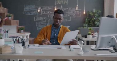 Ofiste bilgisayarla çalışan Afro-Amerikalı iş adamının zoom portresi. Meslek mesleği ve iş kavramı.