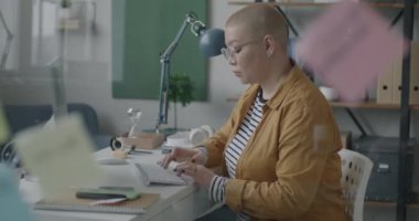 Bilgisayarla yazı yazan Asyalı iş kadını modern ofisteki masada oturan monitöre bakıyor. Çağdaş teknoloji ve iş kavramı.