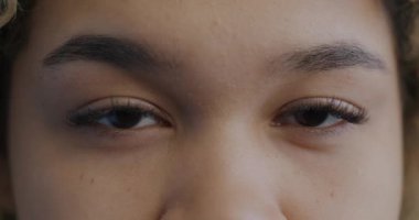 Afro-Amerikalı kadınların kameraya pozitif duygularla bakışları. Yüz ifadesi ve insan bireyselliği kavramı.