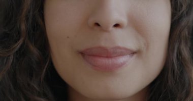 Güzel kadın ağzının yakın plan portresi gülümseyerek mutluluğu ifade ederken anonim bir bayan kendini neşeli hissediyor. Yüz ifadesi ve olumlu duygu kavramı.