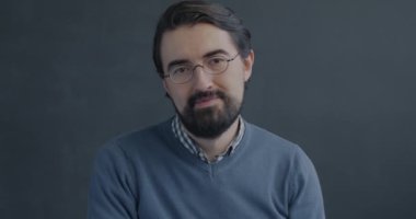 Hayal kırıklığına uğramış Orta Doğulu bir adamın portresi siyah arkaplanda el hareketi gösteriyor. İnsanlar ve olumsuz geri bildirim kavramı.