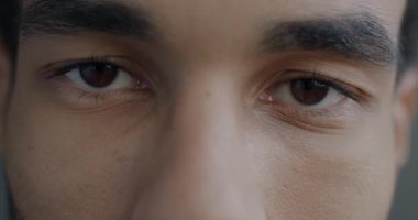 Afrika kökenli Amerikalı bir adam üzgün hissederken kameraya bakan mutsuz erkek gözlerinin yakın plan portresi. Olumsuz duygu ve insan kavramı.