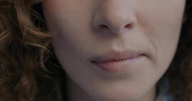 Dudaklarını ısıran, büzen, kendini güvensiz ve incinmiş hisseden gergin, anonim bir kadın. İnsanlar ve olumsuz duygu kavramı.