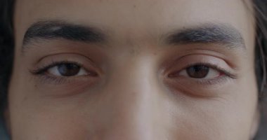 Orta Doğulu erkeklerin mutlu ve kaygısız hissederken kameraya neşeyle baktıkları yakın plan portresi. İnsanlar ve yüz ifadesi kavramı.